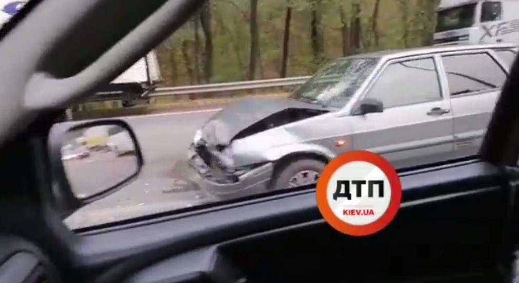 В Киеве на Бориспольском шоссе произошло ДТП с участием 3 автомобилей. Видео с места